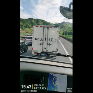 “为什么很多车没有后排中央头枕？能自己加装吗？”