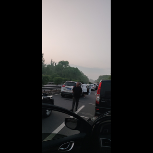 “为什么很多车没有后排中央头枕？能自己加装吗？”
