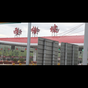 “为什么很多车没有后排中央头枕？能自己加装吗？”