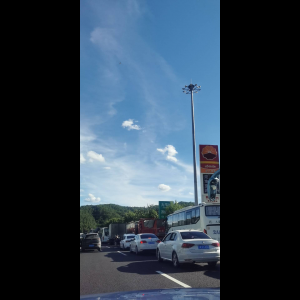 “为什么很多车没有后排中央头枕？能自己加装吗？”
