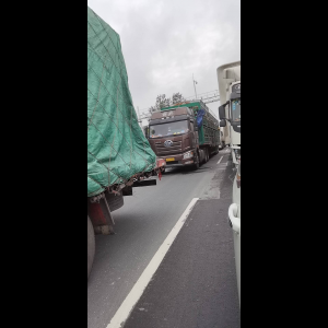 “为什么很多车没有后排中央头枕？能自己加装吗？”
