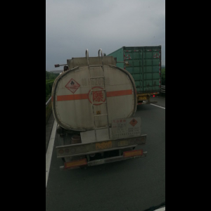 “为什么很多车没有后排中央头枕？能自己加装吗？”