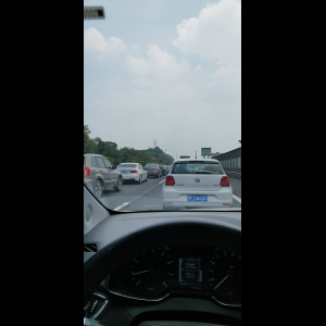 “为什么很多车没有后排中央头枕？能自己加装吗？”