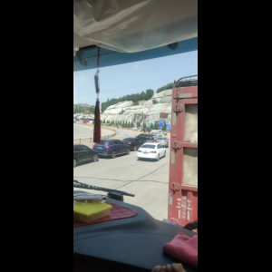 “为什么很多车没有后排中央头枕？能自己加装吗？”