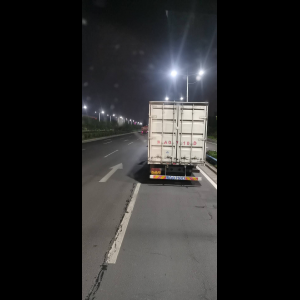 “为什么很多车没有后排中央头枕？能自己加装吗？”