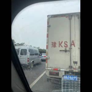 “为什么很多车没有后排中央头枕？能自己加装吗？”