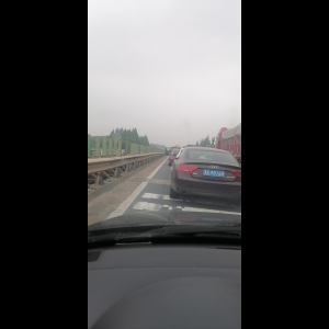“为什么很多车没有后排中央头枕？能自己加装吗？”