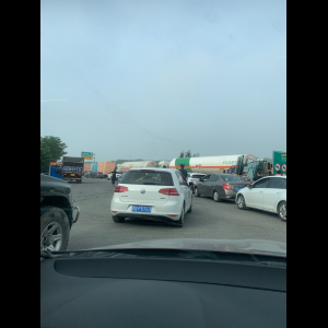 “为什么很多车没有后排中央头枕？能自己加装吗？”