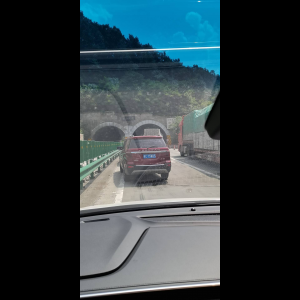 “为什么很多车没有后排中央头枕？能自己加装吗？”
