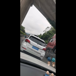 “为什么很多车没有后排中央头枕？能自己加装吗？”