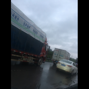 “为什么很多车没有后排中央头枕？能自己加装吗？”