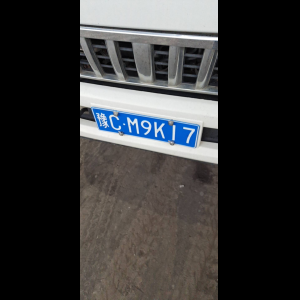 “为什么很多车没有后排中央头枕?能自己加装吗?”