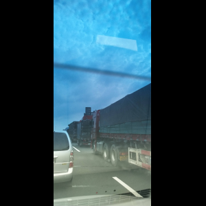 “为什么很多车没有后排中央头枕？能自己加装吗？”