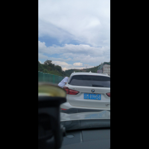 “为什么很多车没有后排中央头枕？能自己加装吗？”
