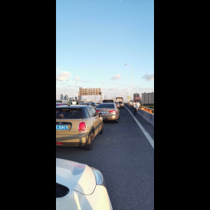 “为什么很多车没有后排中央头枕?能自己加装吗?”