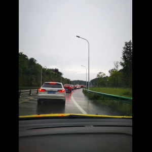 “为什么很多车没有后排中央头枕？能自己加装吗？”