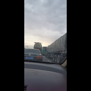 “为什么很多车没有后排中央头枕？能自己加装吗？”