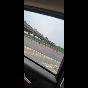 “为什么很多车没有后排中央头枕？能自己加装吗？”