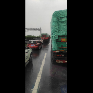 “为什么很多车没有后排中央头枕？能自己加装吗？”