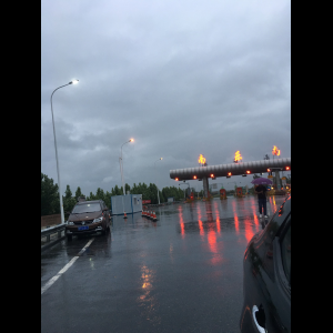 “为什么很多车没有后排中央头枕？能自己加装吗？”