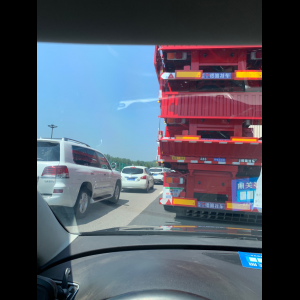 “为什么很多车没有后排中央头枕？能自己加装吗？”