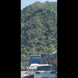 “为什么很多车没有后排中央头枕？能自己加装吗？”