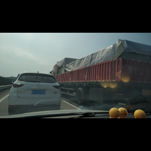 “为什么很多车没有后排中央头枕？能自己加装吗？”