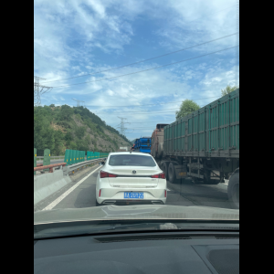 “为什么很多车没有后排中央头枕？能自己加装吗？”