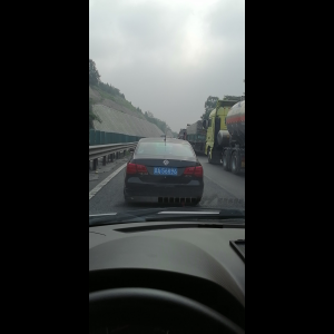 “为什么很多车没有后排中央头枕？能自己加装吗？”