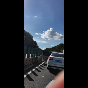 “为什么很多车没有后排中央头枕？能自己加装吗？”