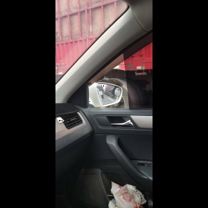 “为什么很多车没有后排中央头枕？能自己加装吗？”