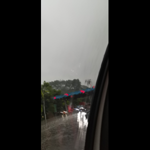“为什么很多车没有后排中央头枕？能自己加装吗？”