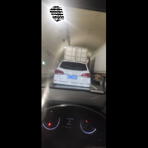 “为什么很多车没有后排中央头枕？能自己加装吗？”