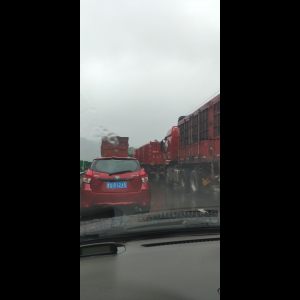 “为什么很多车没有后排中央头枕？能自己加装吗？”