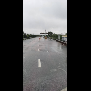 “为什么很多车没有后排中央头枕？能自己加装吗？”