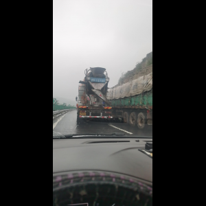 “为什么很多车没有后排中央头枕？能自己加装吗？”