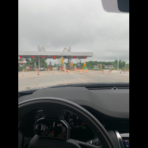 “为什么很多车没有后排中央头枕？能自己加装吗？”