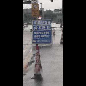 “为什么很多车没有后排中央头枕？能自己加装吗？”