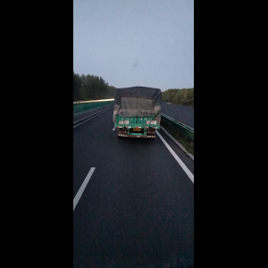 “为什么很多车没有后排中央头枕？能自己加装吗？”