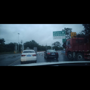 “为什么很多车没有后排中央头枕？能自己加装吗？”