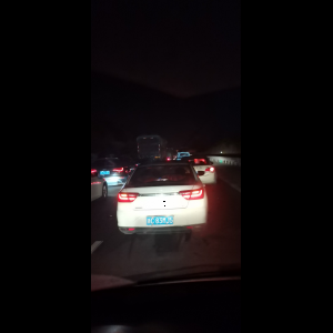 “为什么很多车没有后排中央头枕？能自己加装吗？”