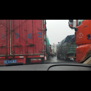 “为什么很多车没有后排中央头枕？能自己加装吗？”