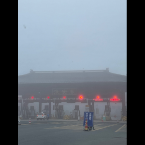 “为什么很多车没有后排中央头枕？能自己加装吗？”
