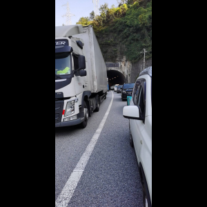 “为什么很多车没有后排中央头枕？能自己加装吗？”