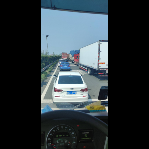 “为什么很多车没有后排中央头枕？能自己加装吗？”