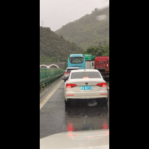 “为什么很多车没有后排中央头枕？能自己加装吗？”