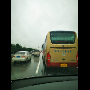 “为什么很多车没有后排中央头枕？能自己加装吗？”