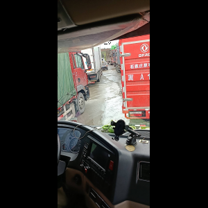 “为什么很多车没有后排中央头枕？能自己加装吗？”