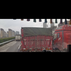 “为什么很多车没有后排中央头枕？能自己加装吗？”
