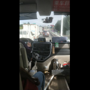 “为什么很多车没有后排中央头枕？能自己加装吗？”